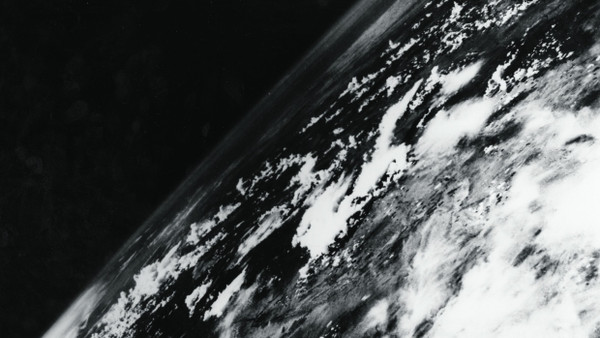 Wirkmächtig, auch in Schwarz-Weiß und noch nicht als Murmel: Diese Aufnahme der Erde aus dem All entstand 1946.
