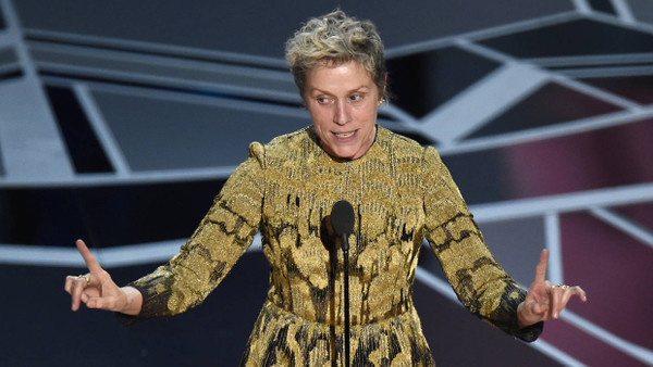 Frances McDormand nimmt den Oscar als beste Hauptdarstellerin für den Film «Three Billboards Outside Ebbing, Missouri» entgegen.