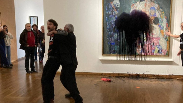 Klimaaktivisten haben am 15. November 2022 ein Werk Gustav Klimts mit schwarzer Farbe beschmiert, einer klebte seine Hand daran fest.
