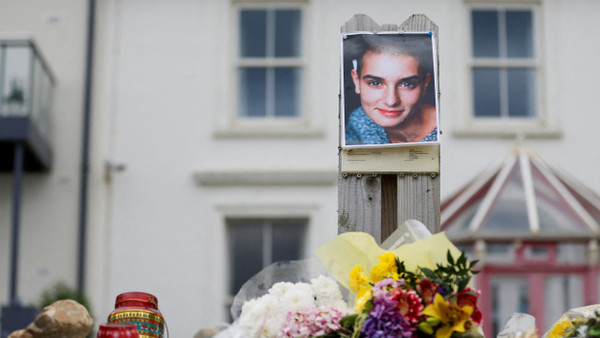 Vor ihrem früheren Haus im irischen Bray haben Fans von Sinéad O’Connor Fotos, Blumen und Kerzen abgelegt.