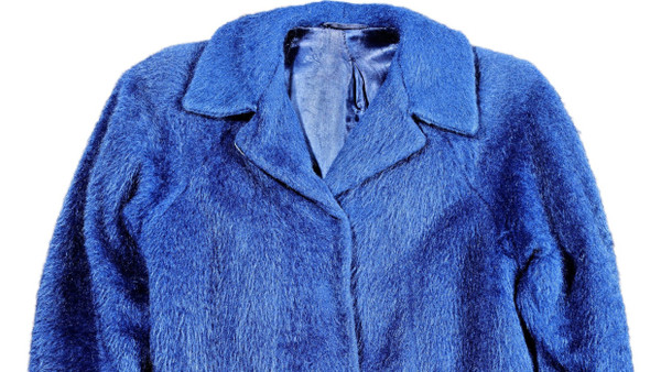 Aus dem Kaufhof in Darmstadt: Der blaue Mantel kostete 1955 ein Vermögen, war als Geschenk an die  Gattin aber überfällig.