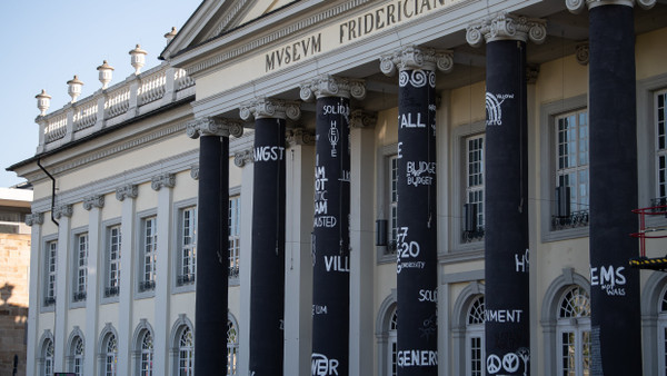 Für die fünfzehnte Documenta, die am Samstag in Kassel eröffnet wird, hat der rumänische Künstler Dan Perjovschi die Säulen des Fridericianums schwarz eingeschlagen und mit Graffiti versehen. So empfängt die Documenta ihre Besucher mit überdeutlichen Andeutungen auf die dunkle Seite ihrer Geschichte.