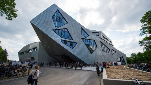 Riesenhaifisch mit Promifaktor: Zentralgebäude der Leuphana Universität Lüneburg von Daniel Libeskind