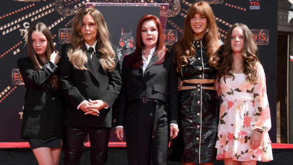 Die Presleys im Juni in Hollywood: Harper Vivienne Ann Lockwood, Lisa Marie Presley, Priscilla Presley, Riley Keough, und Finley Aaron Love (von links nach rechts)