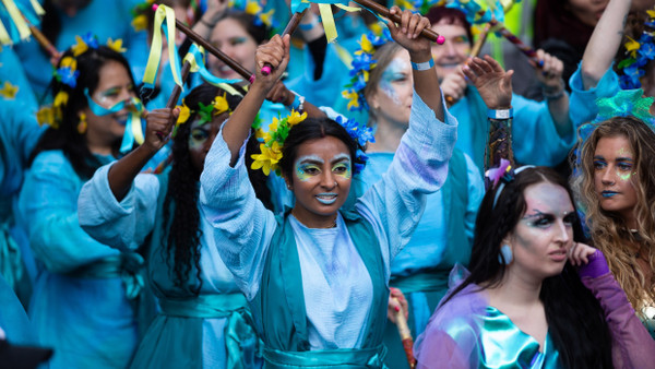 ESC 2023: Tänzerinnen in den Farben der Ukraine bei der „Blue and Yellow Submarine Parade“, die die Partnerschaft zwischen Liverpool und der Ukraine symbolisiert