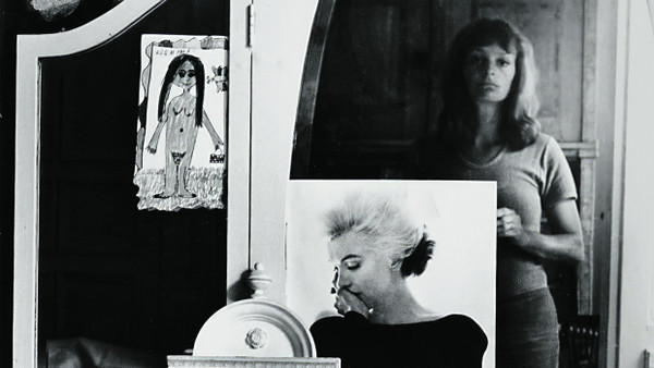 „Selbst im Spiegel“ von Helga Paris, aufgenommen 1971 in Berlin