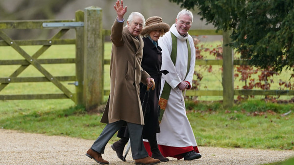 König Charles und Königin Camilla am Sonntag in Sandringham