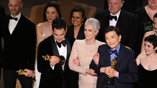 Gewinner des Abends: Insgesamt sieben Oscars, darunter die Auszeichnung als „Bester Film“, erhielt „Everything, Everywhere, All at Once“