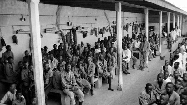 Wenn Todesfabriken nicht gefunden werden, scheinen Lager plötzlich normal: Diese Gefangenen des Bürgerkriegs in Nigeria, Soldaten und Zivilisten aus Biafra, wurden im November 1967 in einem umgewandelten Kino in Enugu festgehalten.