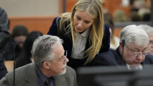Schauspielerin Gwyneth Paltrow spricht mit dem Kläger, Terry Sanderson (links), als sie den Gerichtssaal nach der Verlesung des Urteils verlässt.