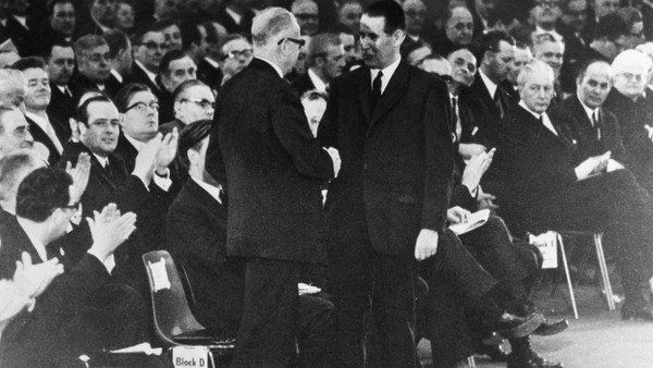 Eine Bundesversammlung, in der die Anzugträger noch fast unter sich waren: Gerhard Schröder, der Kandidat von CDU und CSU, gratuliert Gustav Heinemann am 5. März 1969. Bundeskanzler Kurt Georg Kiesinger klatscht nur verhalten Beifall.