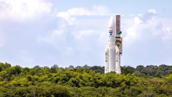 Über den Wipfeln von Kourou: Die letzte Ariane 5 am 3. Juli auf ihrem stählernen Starttisch.