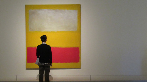 Besucher vor dem Rothko-Bild „No. 13 (White, Red on Yellow)“ in der Pariser Fondation Louis Vuitton.