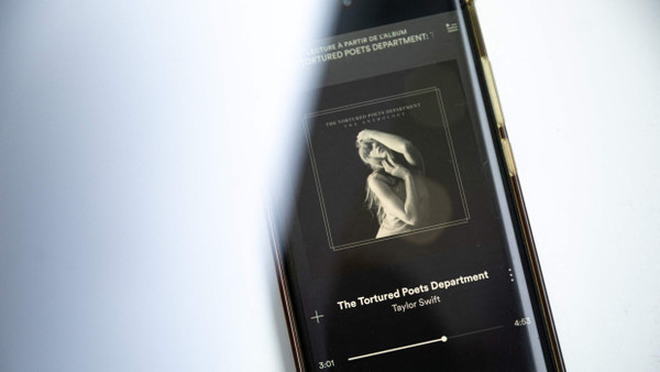 Taylor Swifts Album „The Tortured Poets Department“ ist erst wenige Tage alt und bricht jetzt schon einen Rekord nach dem anderen.