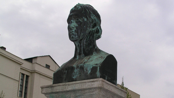 „Das freie Auge“ rühmte Hegel an Christian Daniel Rauchs Goethe-Büste. Hegels Denkmal in der Berliner Dorotheenstraße schuf Gustav Hermann Blaeser.