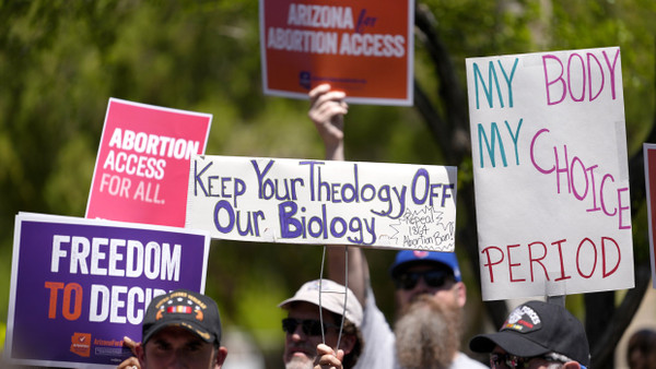Unterstützer von Abtreibungsrechten versammeln in Phoenix vor dem Arizona State Capitol.