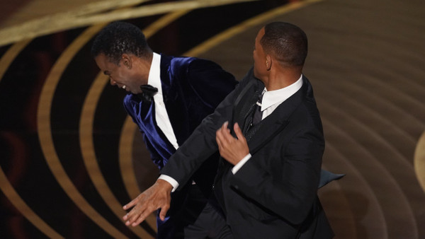 Will Smith verpasst Comedian Chris Rock bei den Oscars 2022 eine Ohrfeige.
