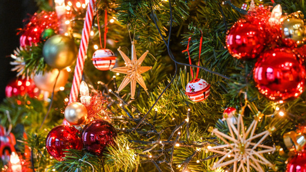 Was soll sein Schmuck uns lehren? Ein überladener Weihnachtsbaum macht als Werbung für christliche Kultur nicht die beste Figur.