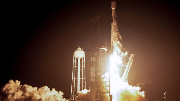 Eine Falcon-9-Trägerrakete startet am Kennedy Space Center in Florida in Richtung Mond. An Bord ist das Landegerät Nova-C/Odysseus.