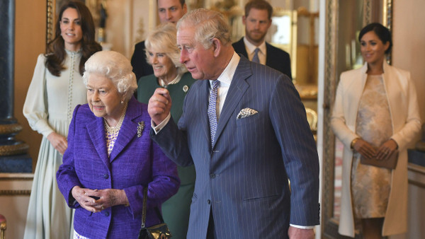 Die royale Familie im Jahr 2019: Der damalige Kronprinz Charles spricht mit seiner Mutter Elisabeth II. Im Hintergrund stehen seine Söhne William und Harry, die heute zerstritten sind.
