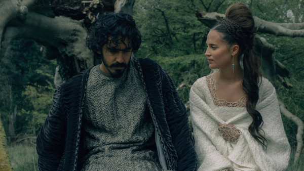 Haben sich etwa die im Film vermehrten Frauenzimmer die unangenehme Arbeit für den Ritter ausgedacht? Dev Patel spielt Gawain, Alicia Vikander die Schlossherrin.