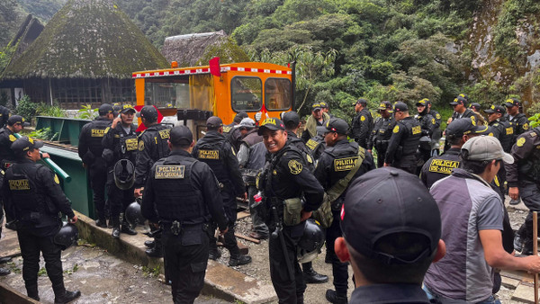 Polizisten sind an einer Bahnstation im Einsatz, nachdem die Anwohner von Machu Picchu schon den dritten Tag in Folge streiken.