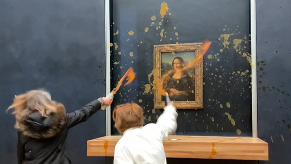 Auf sie mit Suppe: Aktivistinnen spritzen das Gemälde der Mona Lisa voll