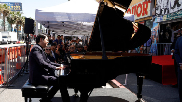 Lang Lang spielt ein Konzert auf dem Hollywood Boulevard.