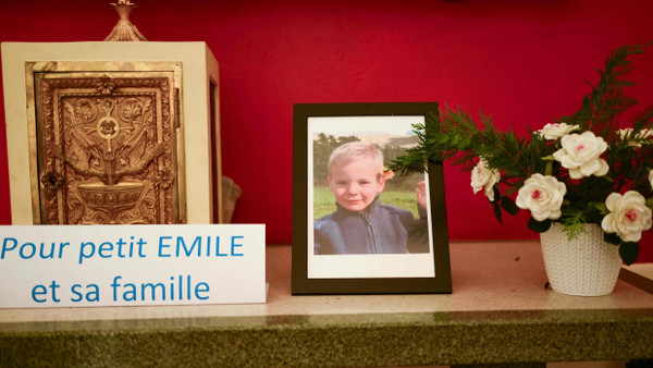 Ein Foto des verschwundenen Jungens Emile in einer Kapelle in Le Vernet.