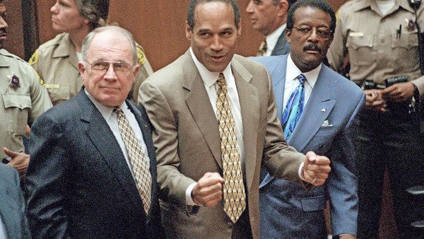 Nach dem Freispruch: O. J. Simpson (Mitte) neben seinen Anwälten F. Lee Bailey (links) und Johnnie Cochran ballt zufrieden im Oktober 1995 die Fäuste.