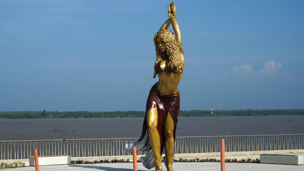 Sechseinhalb Meter ist die Statue der Sängerin Shakira hoch.