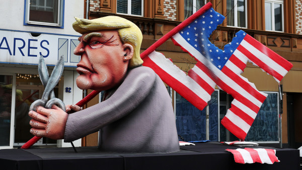 Die Flagge der USA wird zu einem Hakenkreuz: Pappmaché-Version von Donald Trump in Düsseldorf.