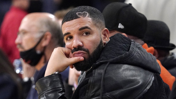 Rapper Drake verfolgt 2021 ein Footballspiel in Los Angeles.