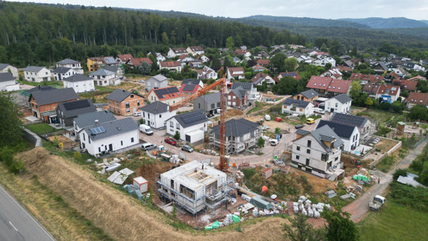 In vielen Regionen in Deutschland beschäftigt die Menschen der Hauspreisverfall. Wo Häuser begehrt sind, werden die Preise aber irgendwann wieder steigen.