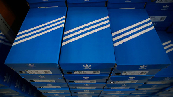 Adidas-Schuhkartons mit den populären drei Streifen