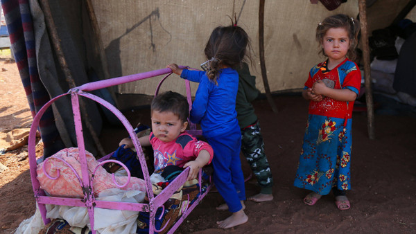 Kinder in einem provisorischen Flüchtlingslager in Sarman (Syrien)