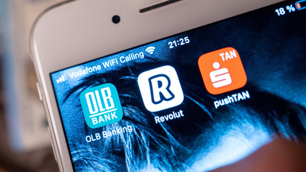 Die App der britischen Finanzplattform Revolut wird auf dem Bildschirm eines Smartphones neben Apps weiterer Finanz- und Bezahldienste angezeigt.