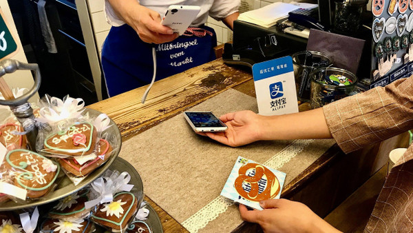 Bezahlen mit Alipay am Münchner Viktualienmarkt