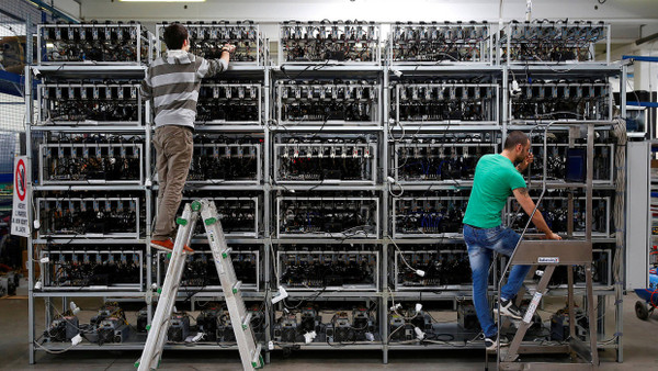 Bitcoin-Mining in einer Miner-Fabrik in Italien