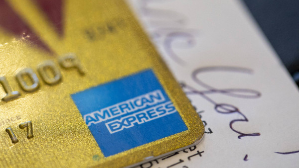 Online und offline akzeptiert: Kreditkarte mit dem Logo von American Express