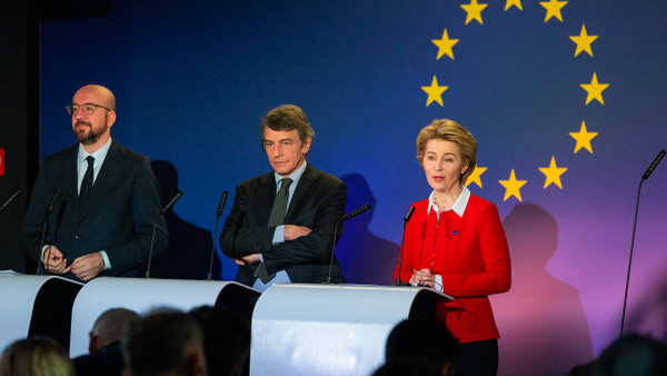 EU-Kommissionspräsidentin Ursula von der Leyen beim gemeinsamen Auftritt mit Ratspräsident Charles Michel und Parlamentspräsident David Sassoli am 31. Januar 2020 in Brüssel.