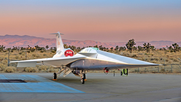 Der neue Überschalljet X-59 QueSST wartet auf einem Rollfeld im kalifornischen Palmdale auf die Starterlaubnis für den Jungfernflug.