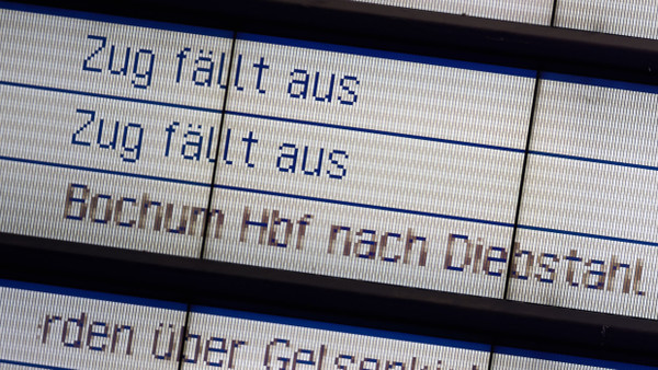 26. April 2024: Auf der Anzeigetafel im Hauptbahnhof Bochum werden Zugausfälle und Zugumleitungen angezeigt.