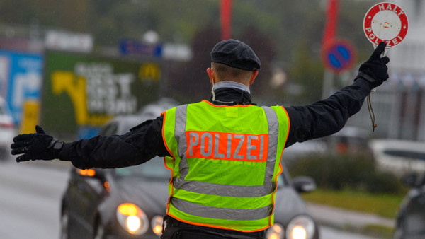 Achtung, Kontrolle: Ein Polizeibeamter winkt einen Autofahrer raus