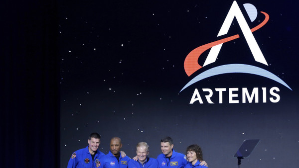 Sie sollen zum Mond fliegen: Bill Nelson (M), Administrator der US-Raumfahrtbehörde Nasa, stellt die vier Astronauten der „Artemis-2“-Mission vor.