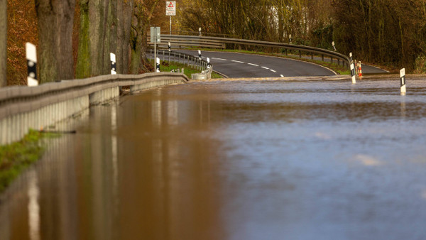 Symbol zunehmender Klimaextreme: Eine überschwemmte Landstraße im mittelhessischen Heuchelheim am Anfang des Jahres.