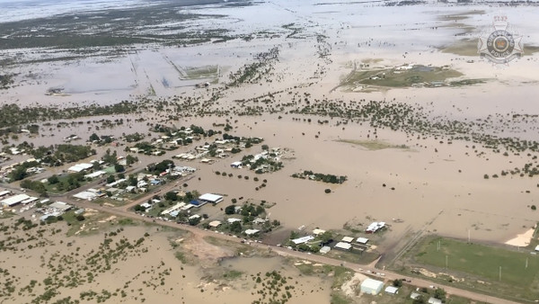 Eine Aufnahme der Polizei Queensland zeigt von Hochwasser umgebene Gebäude in Burketown.