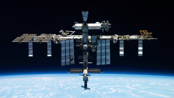 Dieses undatierte Bild von Roscosmos zeigt die Internationale Raumstation ISS.