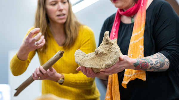 Nordrhein-Westfalen, Soest: Archäologin Julia Ricken (l) und die Finderin Simone Grundmann schauen sich die Knochen eines 15.000 Jahre alten Wollhaar-Mammuts an.