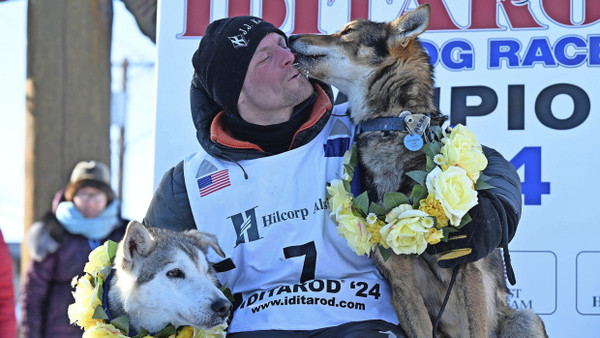 In Nome in Alaska: Dallas Seavey mit seinen Leithunden Sebastian (links) und Aero